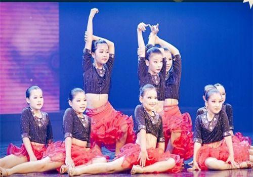 小臭臭学古诗舞蹈视频,古风翩翩展少年风采